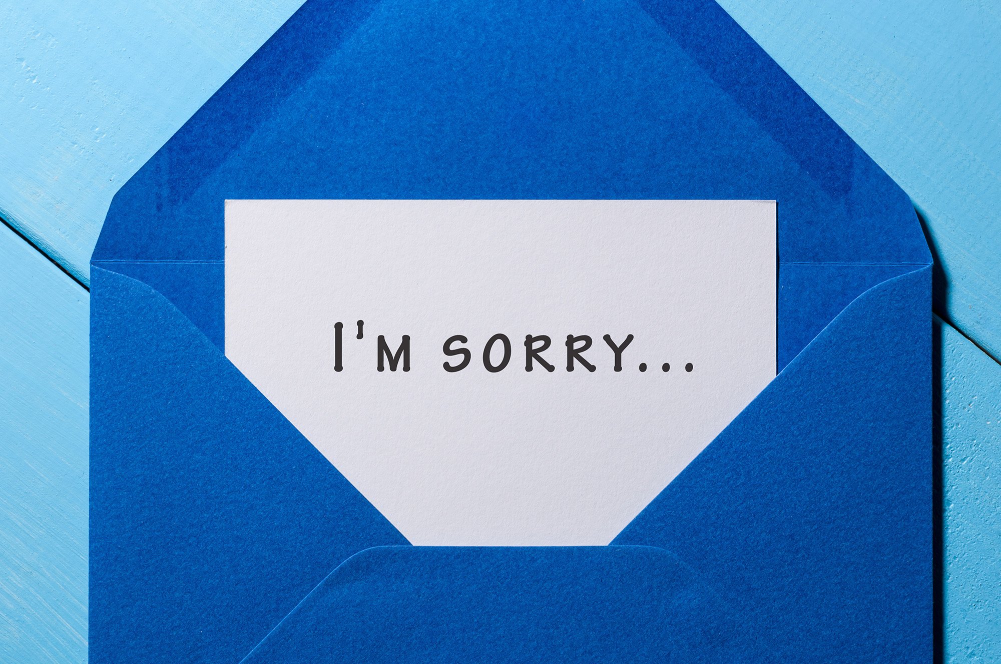 「【文例付き】メール見落としをお詫びする際の返信マナー」のアイキャッチ画像